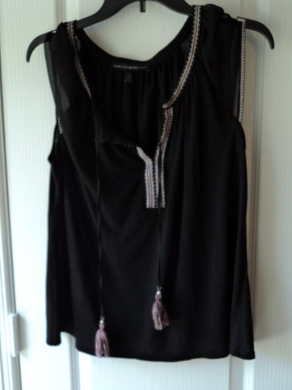 Women's Sleeveless Black With Patterned Lapel/Collar